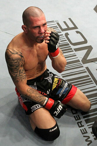 ufc121_04_roberts_vs_guymon_003