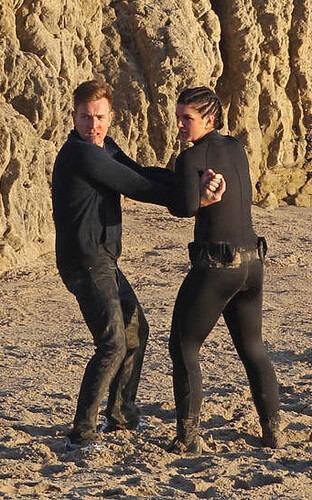 ewan-mcgregor-gina-carano-beach-fight-haywire-04