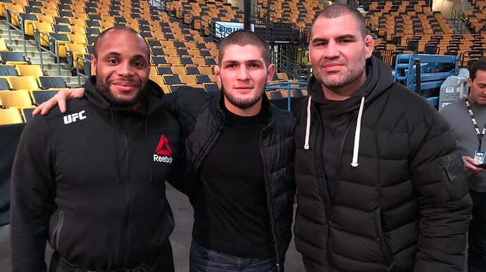 6993cc8c1a247-tiga-mantan-jawara-ufc-daniel-cormier-khabib-nurmagomedov-dan-cain-velasquez-1753777388